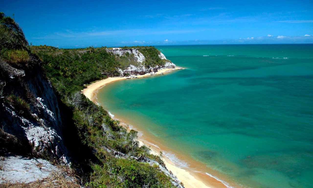 Conheça praia brasileira com argila medicinal e paisagem de tirar o fôlego