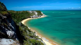 Conheça praia brasileira com argila medicinal e paisagem de tirar o fôlego