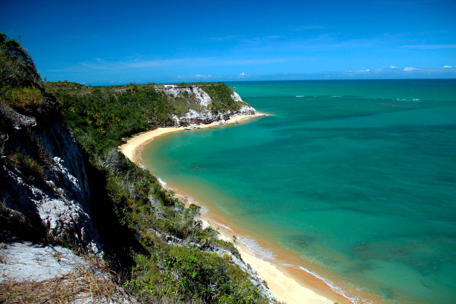 Conheça praia brasileira com argila medicinal e paisagem de tirar o fôlego