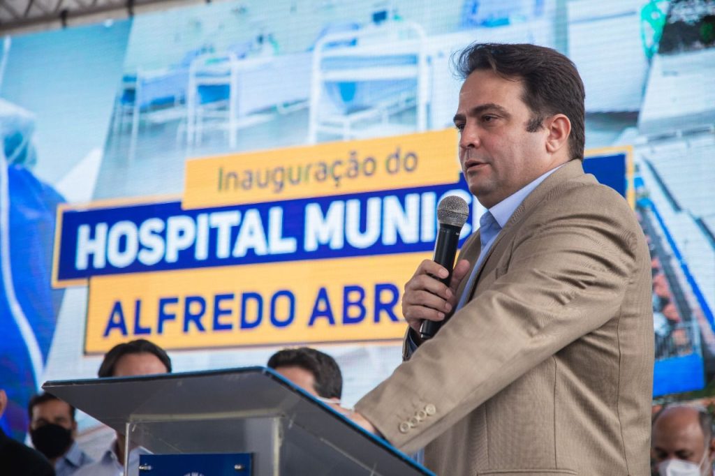 Ex-prefeito Roberto Naves durante a inauguração do Hospital Municipal Alfredo Abrahão.