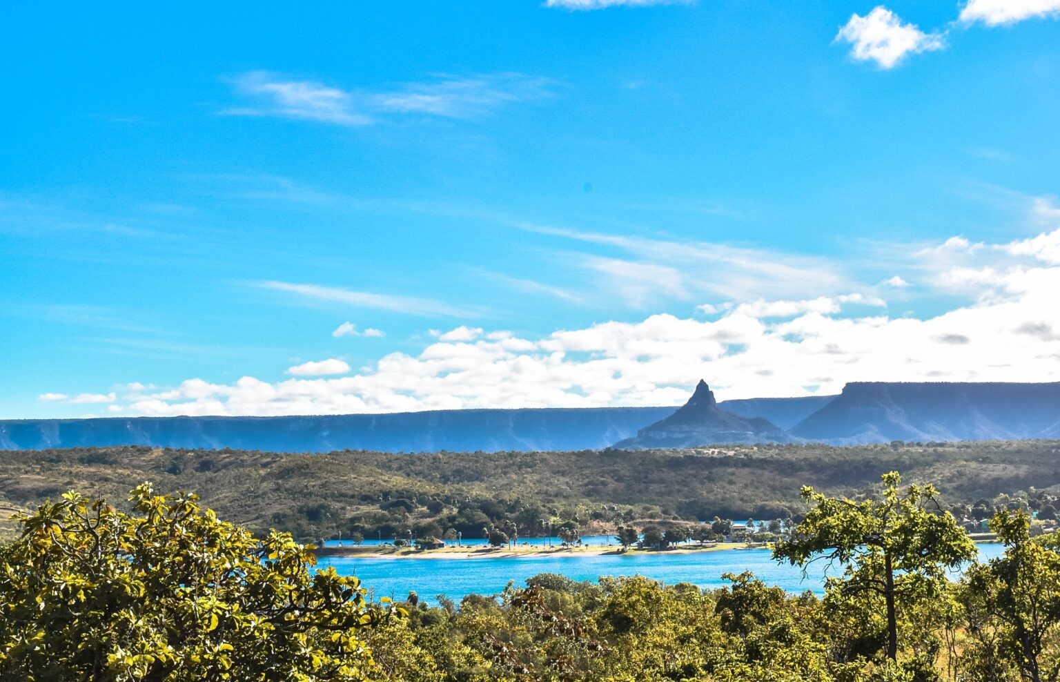 Conheça cidade goiana com um pé na Bahia (lazer e tranquilidade)