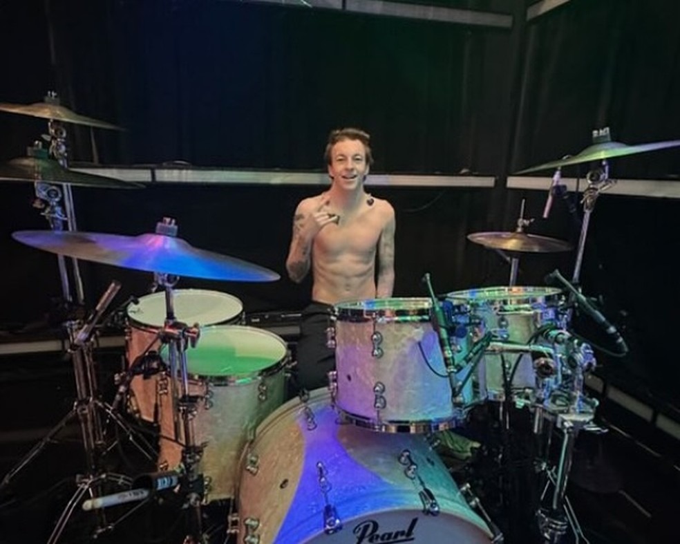 Quem é o baterista da Lady Gaga que chamou a atenção de fãs nas redes sociais
