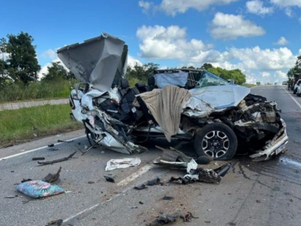 Hilux ficou completamente desfigurada após a colisão. (Foto: Reprodução)