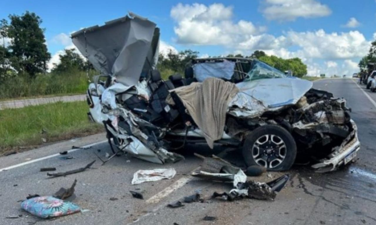 Hilux ficou completamente desfigurada após a colisão. (Foto: Reprodução)