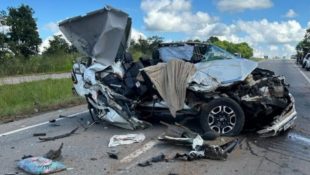 Hilux ficou completamente desfigurada após a colisão. (Foto: Reprodução)