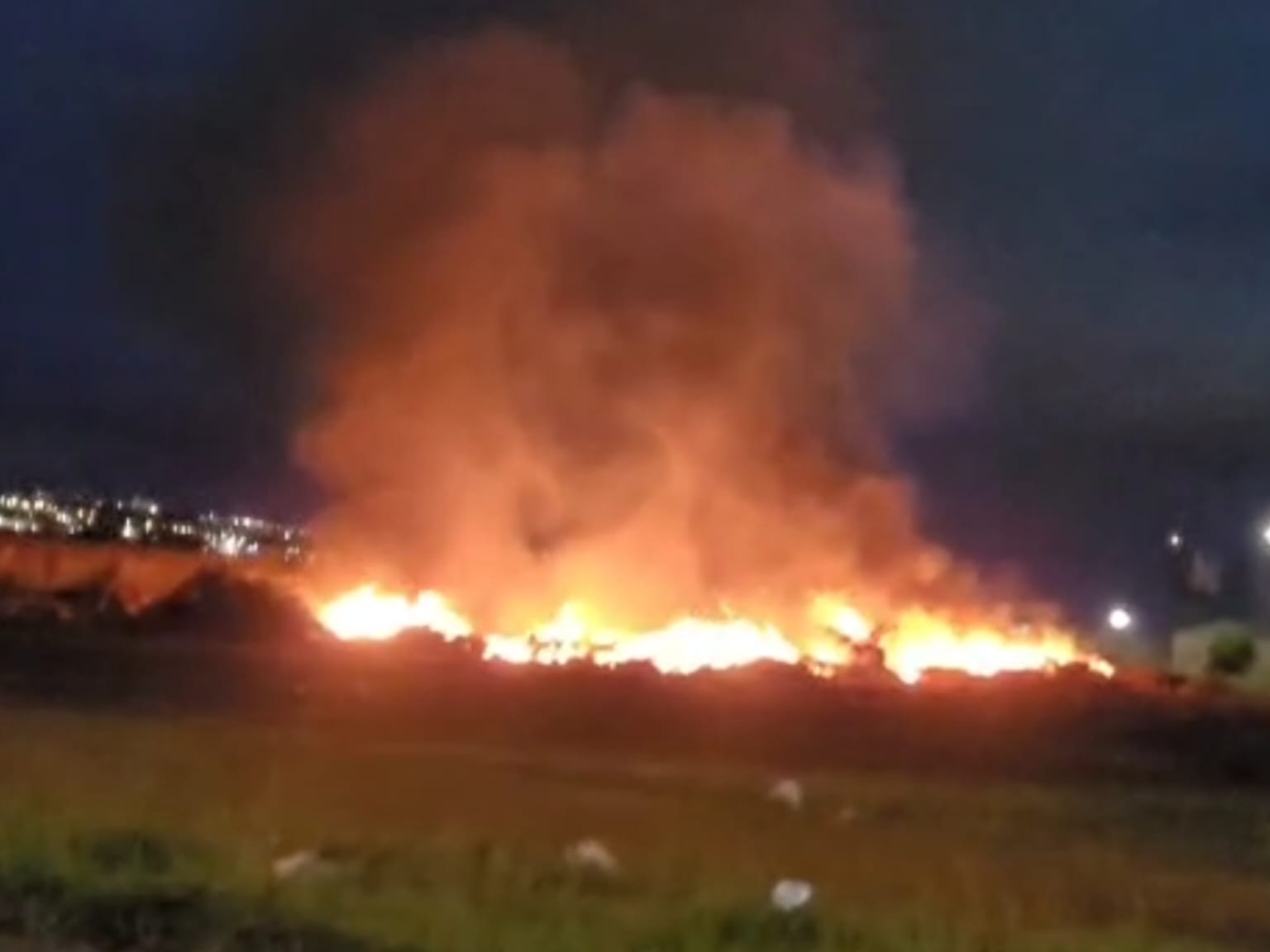 Ocasionalmente, população ateia fogo no local. (Foto: Arquivo Pessoal)