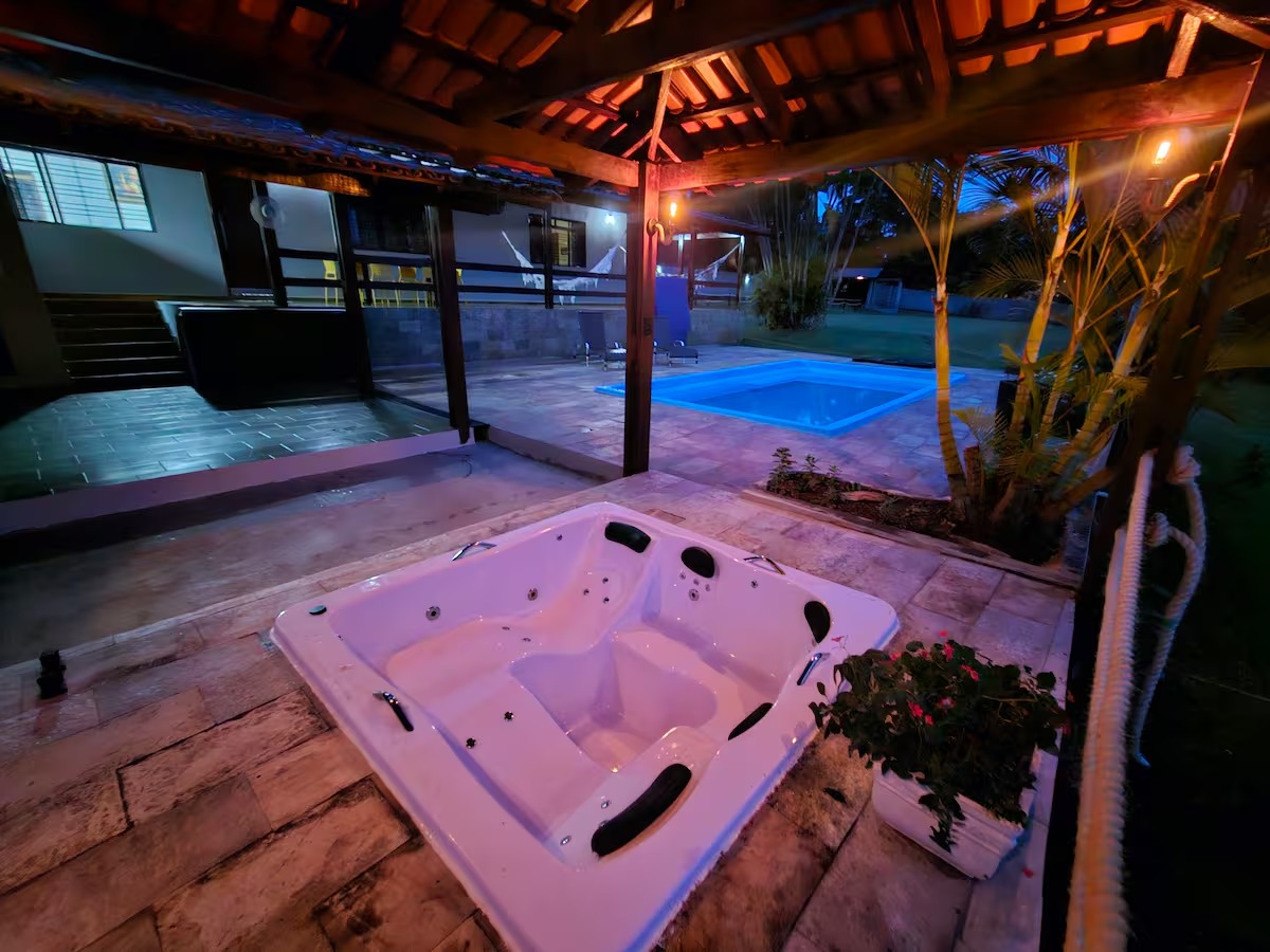 Hóspedes têm acessoa o ofurô do imóvel (Foto: Airbnb)