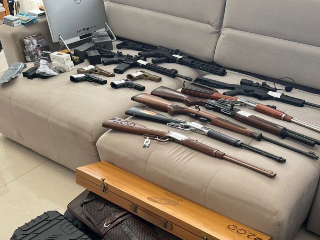 Ao total, 12 armas de fogo também foram apreendidas pela PF. (Foto: Divulgação)