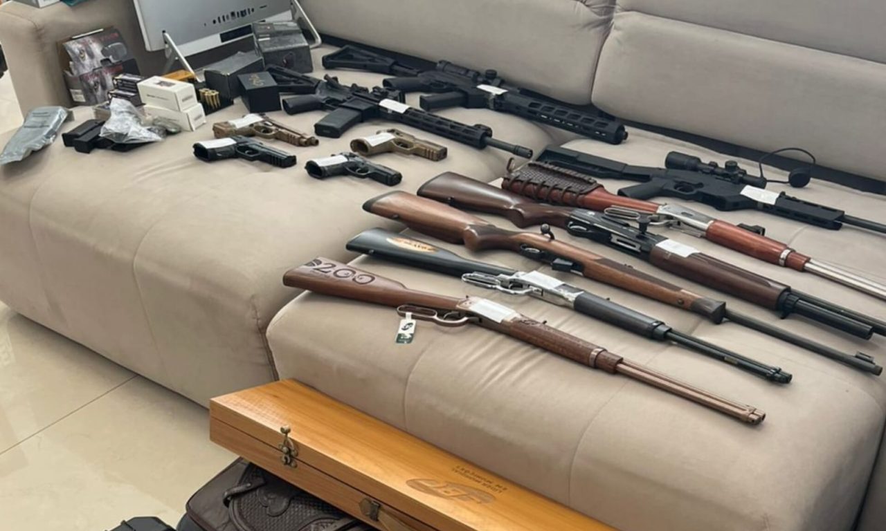 Ao total, 12 armas de fogo também foram apreendidas pela PF. (Foto: Divulgação)