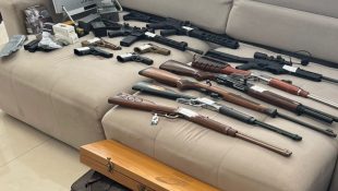 Ao total, 12 armas de fogo também foram apreendidas pela PF. (Foto: Divulgação)