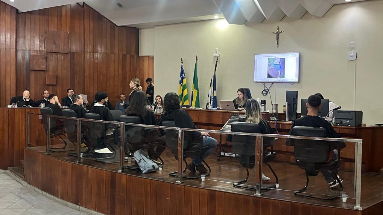 Tio e sobrinho que mataram homem a golpes de faca são julgados no Fórum de Anápolis