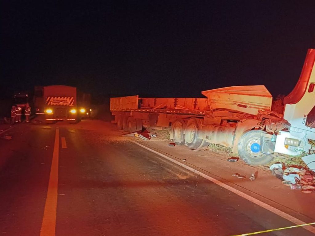 Uma das carretas ficou severamente avariada após a colisão que culminou na morte de caminhoneiro. (Foto: Divulgação)