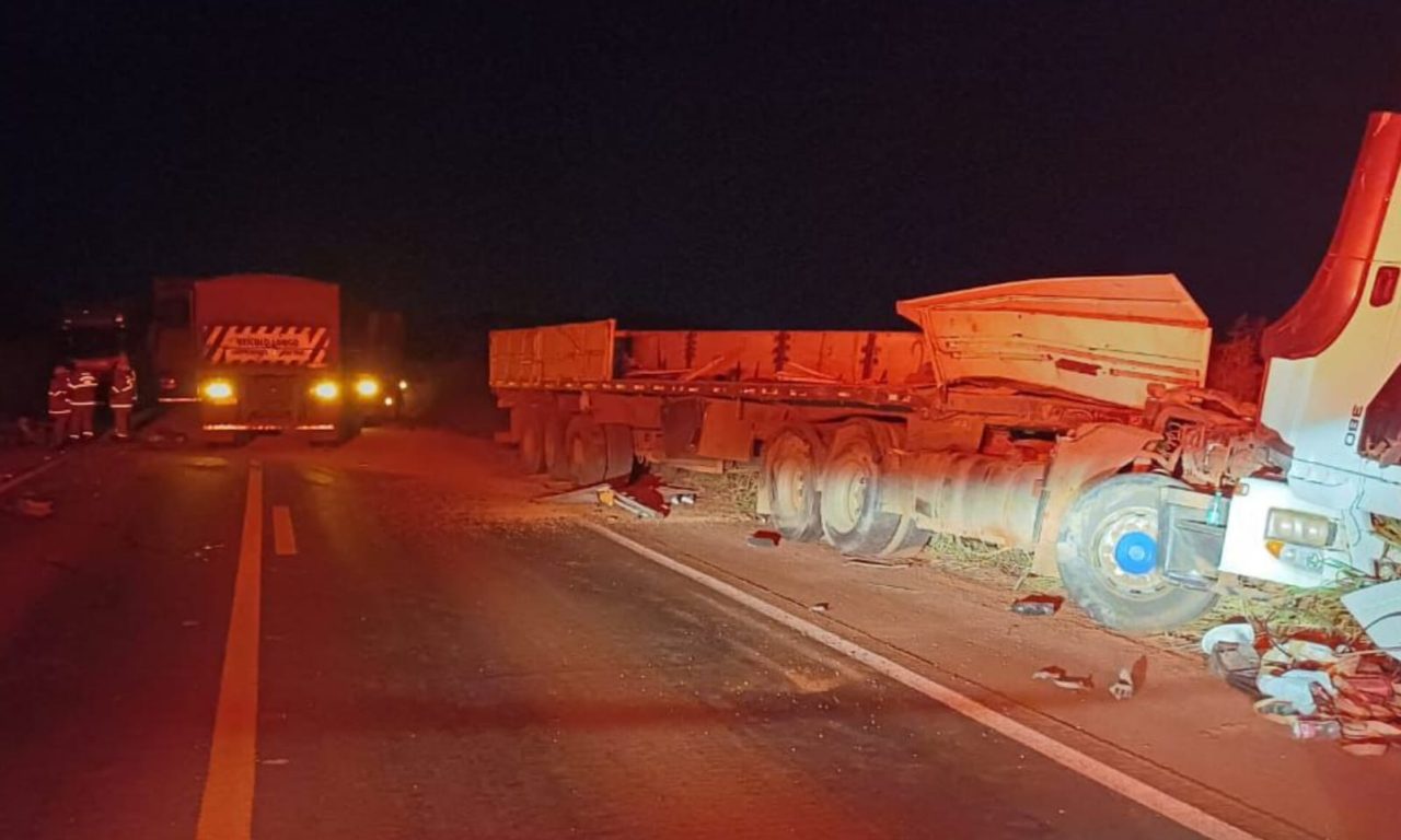 Uma das carretas ficou severamente avariada após a colisão que culminou na morte de caminhoneiro. (Foto: Divulgação)