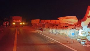Uma das carretas ficou severamente avariada após a colisão que culminou na morte de caminhoneiro. (Foto: Divulgação)