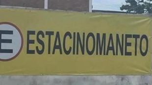 Placa chama atenção de motoristas com erro bizarro de português