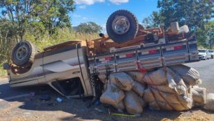 Acidente aconteceu após motorista perder o controle e capotar. (Foto: Reprodução)