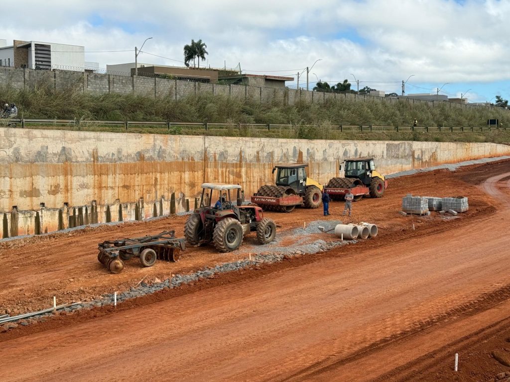 Imagem mostra maquinário nas obras do viaduto do Recanto do Sol. (Foto: Divulgação) - agosto