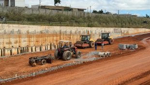 Imagem mostra maquinário nas obras do viaduto do Recanto do Sol. (Foto: Divulgação)