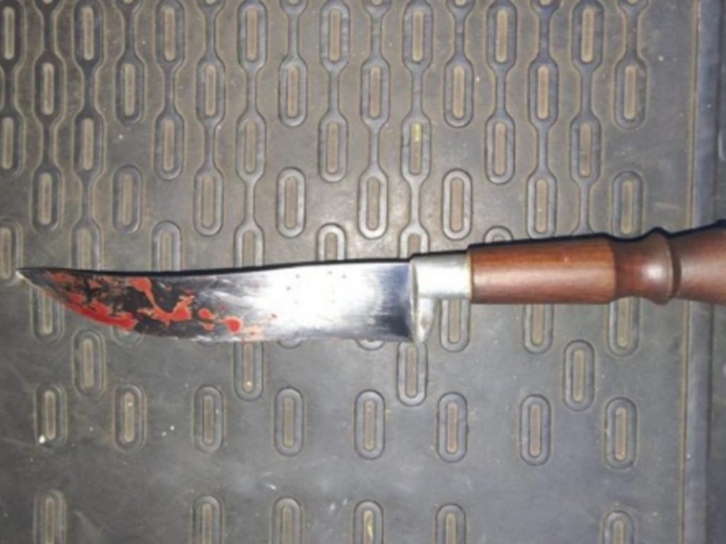 Faca utilizada no crime foi apreendida pela PM. (Foto: Reprodução)