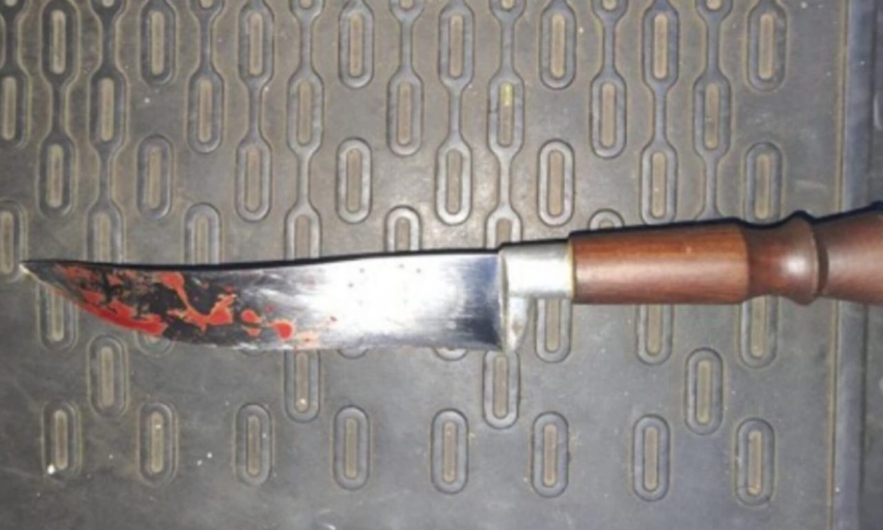 Faca utilizada no crime foi apreendida pela PM. (Foto: Reprodução)