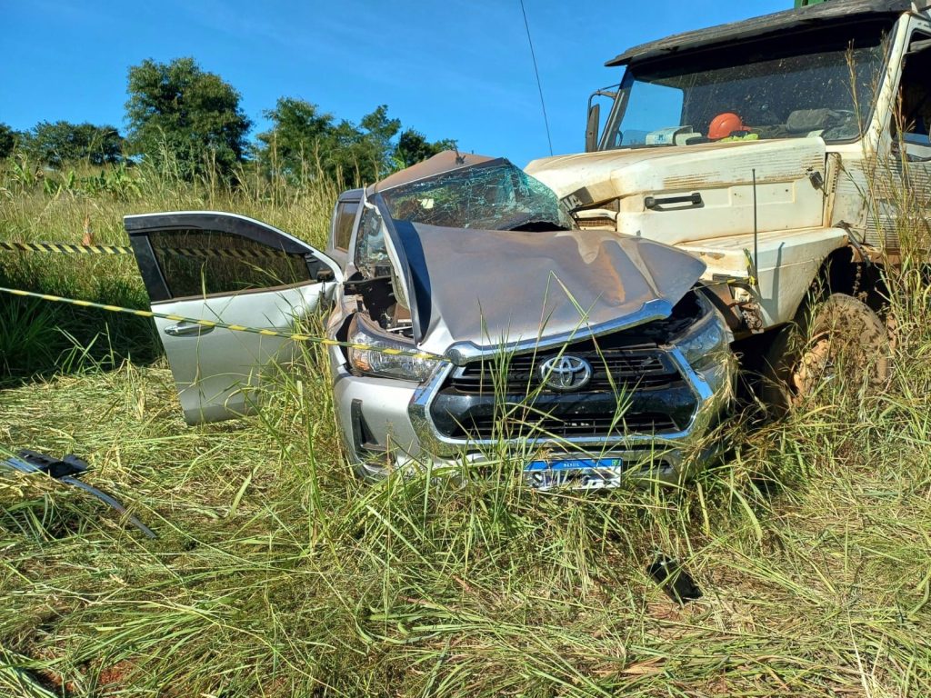 Carro do casal ficou severamente avariado após o acidente na BR-153. (Foto: Divulgação)