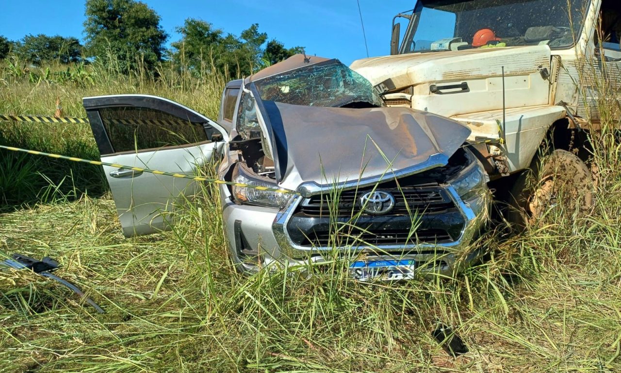 Carro do casal ficou severamente avariado após o acidente na BR-153. (Foto: Divulgação)