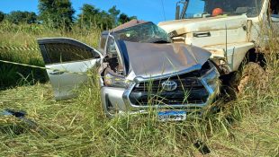 Carro do casal ficou severamente avariado após o acidente na BR-153. (Foto: Divulgação)