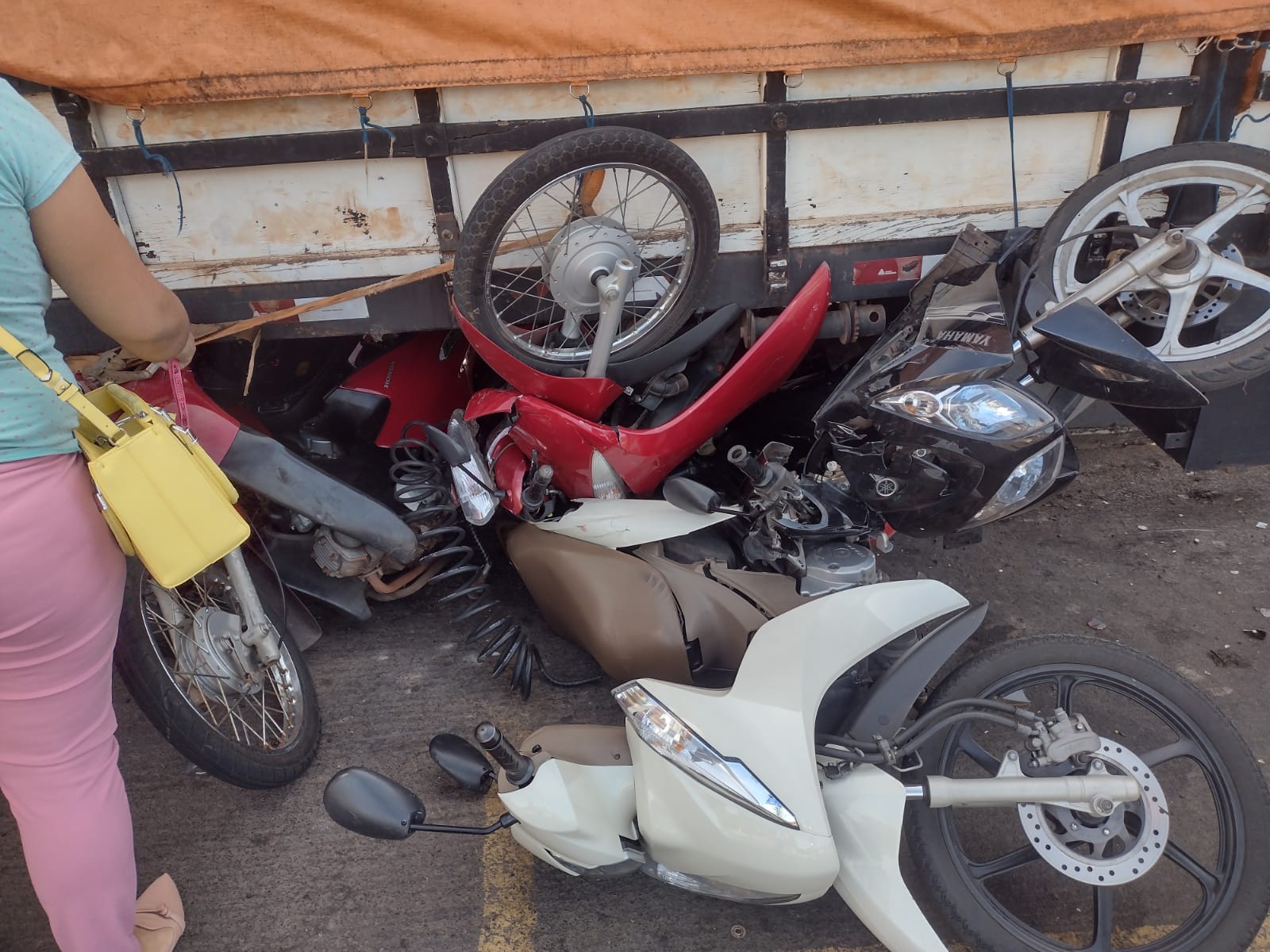Tudo errado: parte de carreta passa por cima de cinco motocicletas estacionadas em supermercado