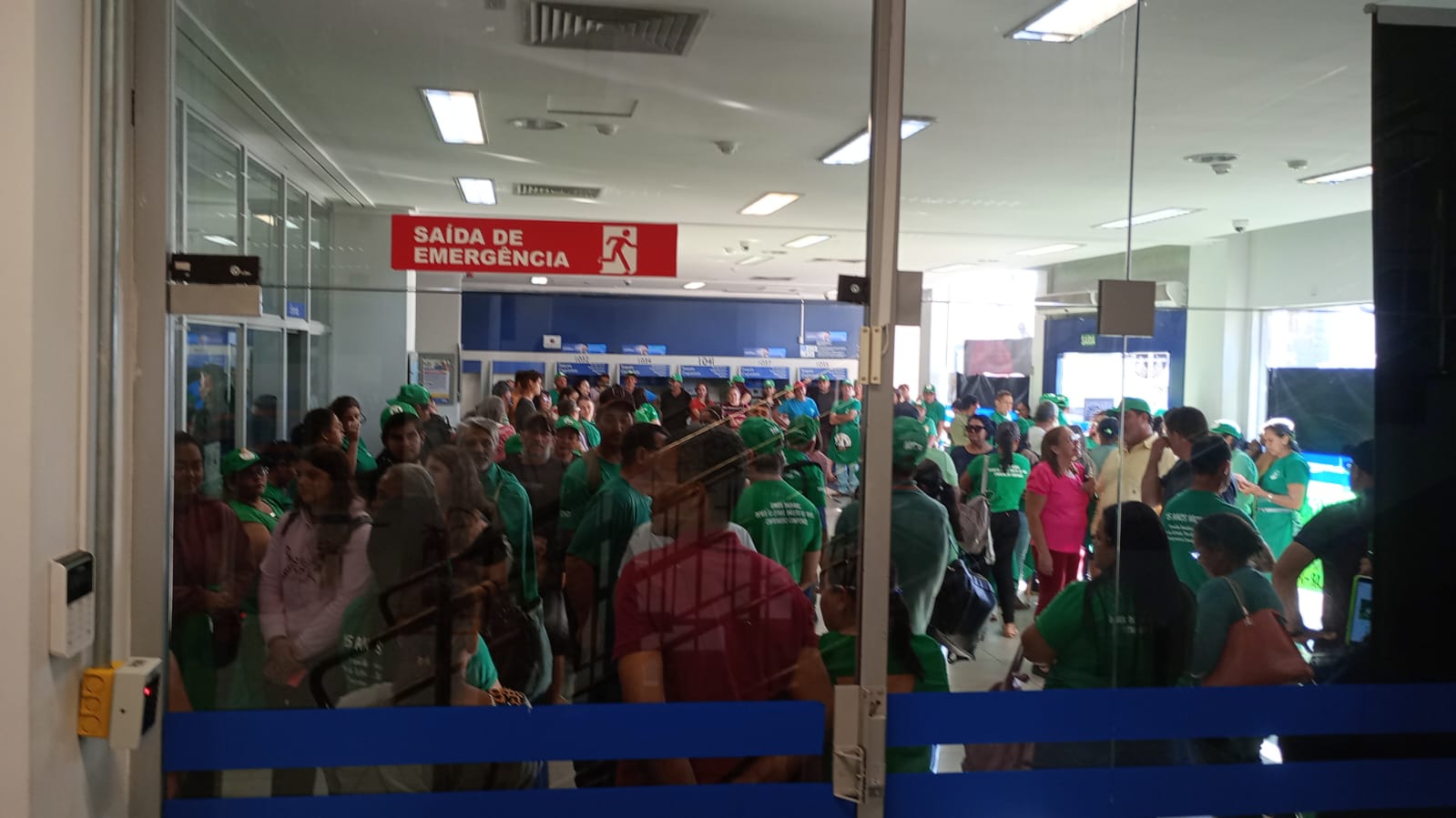 Movimento camponês ocupa agência da Caixa Econômica em Anápolis; veja as imagens