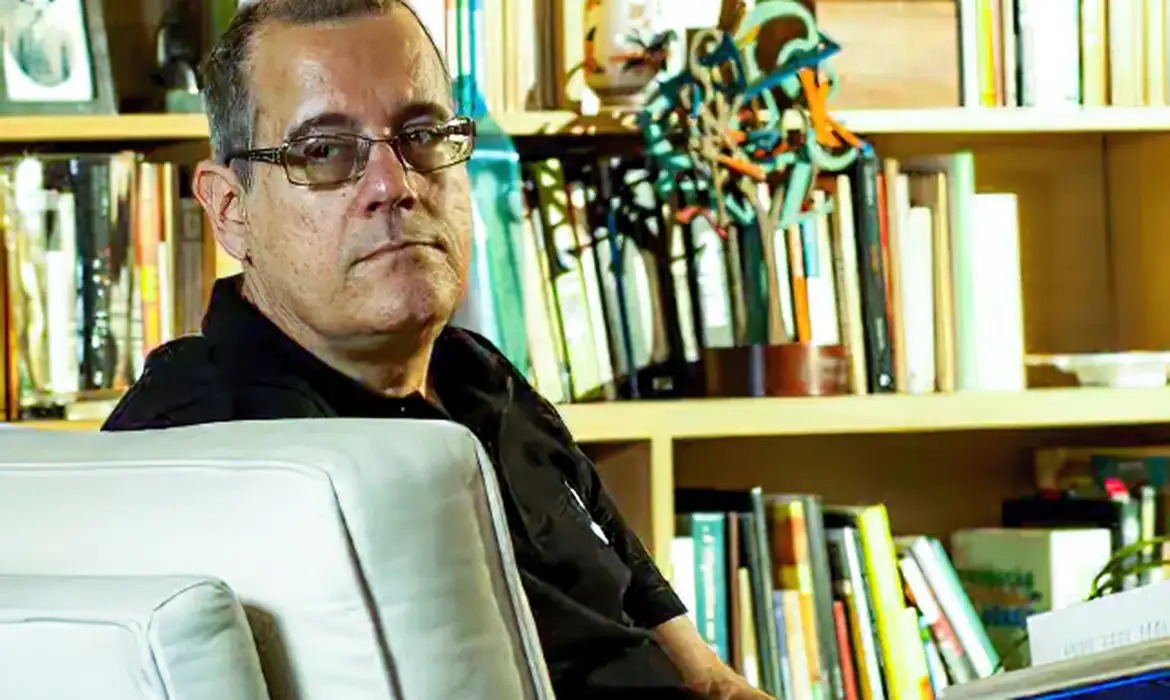 Escritor e poeta Paulo Henriques Britto é eleito para a ABL