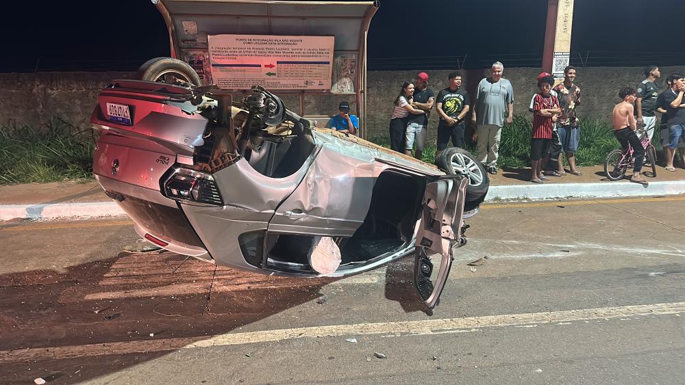 Carro capota após colisão e deixa uma pessoa ferida, em Anápolis