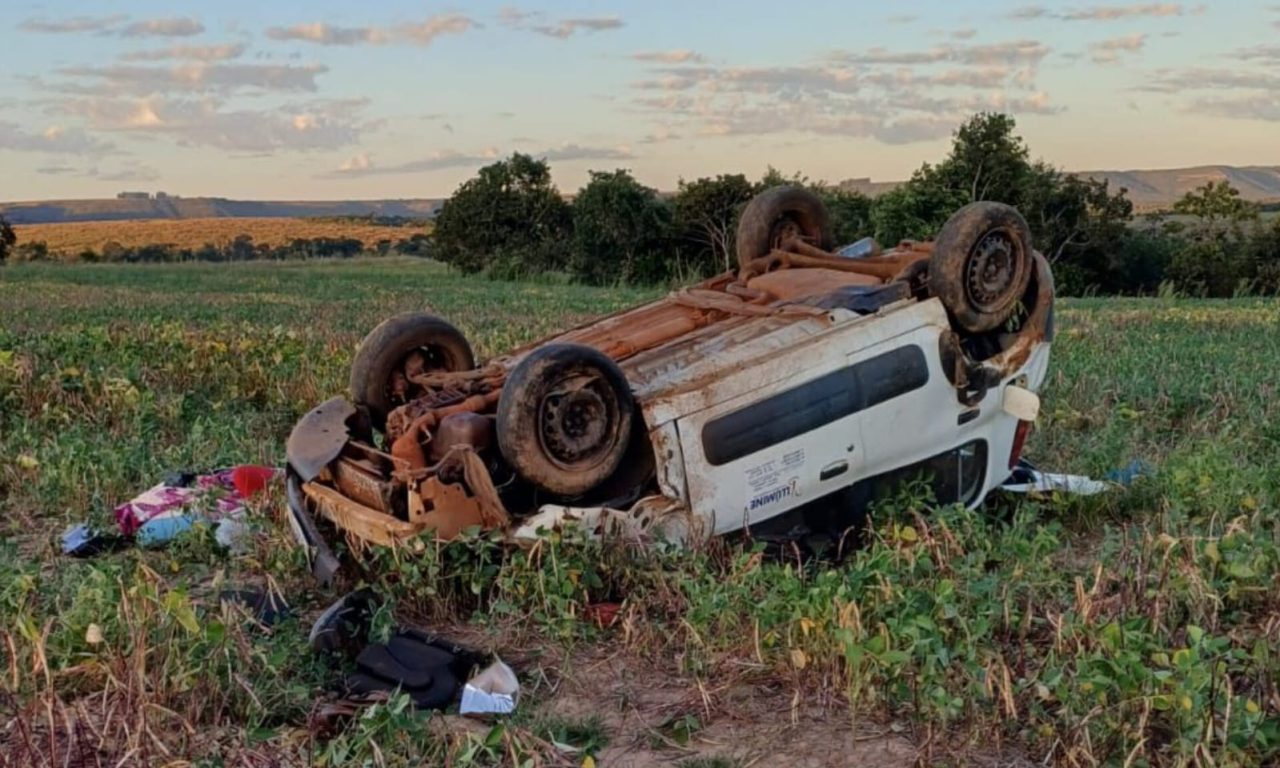 Carro ficou severamente avariado após o acidente. (Foto: Divulgação)