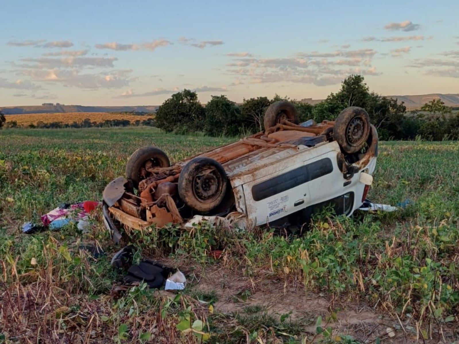 Carro ficou severamente avariado após o acidente. (Foto: Divulgação)