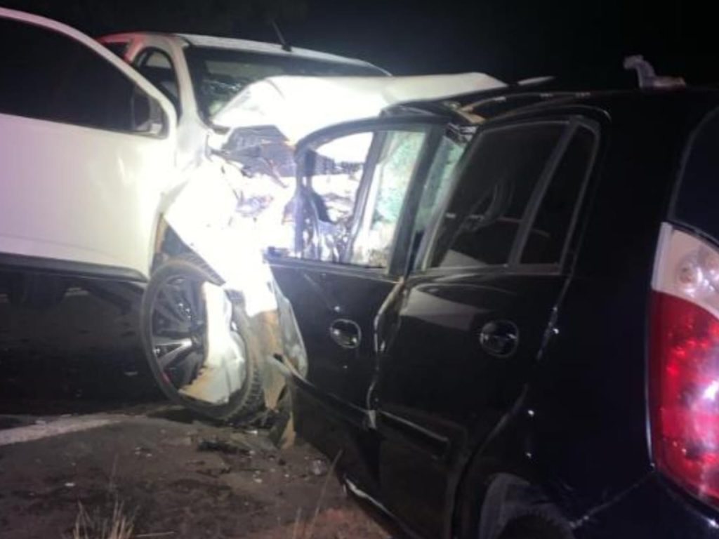 Veículos colidiram frontalmente em trágico acidente na madrugada desta segunda-feira (26). (Foto: Reprodução)