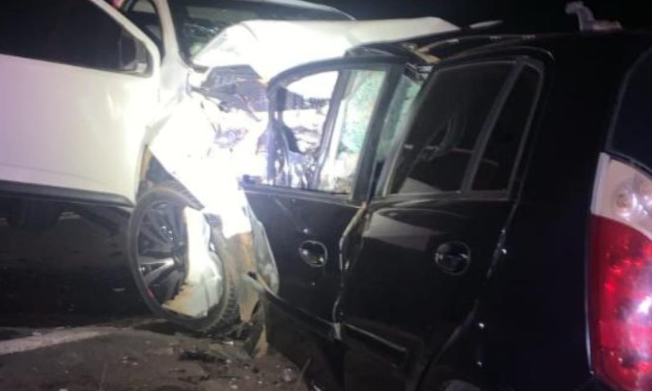 Veículos colidiram frontalmente em trágico acidente na madrugada desta segunda-feira (26). (Foto: Reprodução)