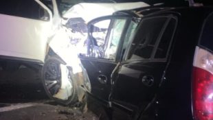 Veículos colidiram frontalmente em trágico acidente na madrugada desta segunda-feira (26). (Foto: Reprodução)