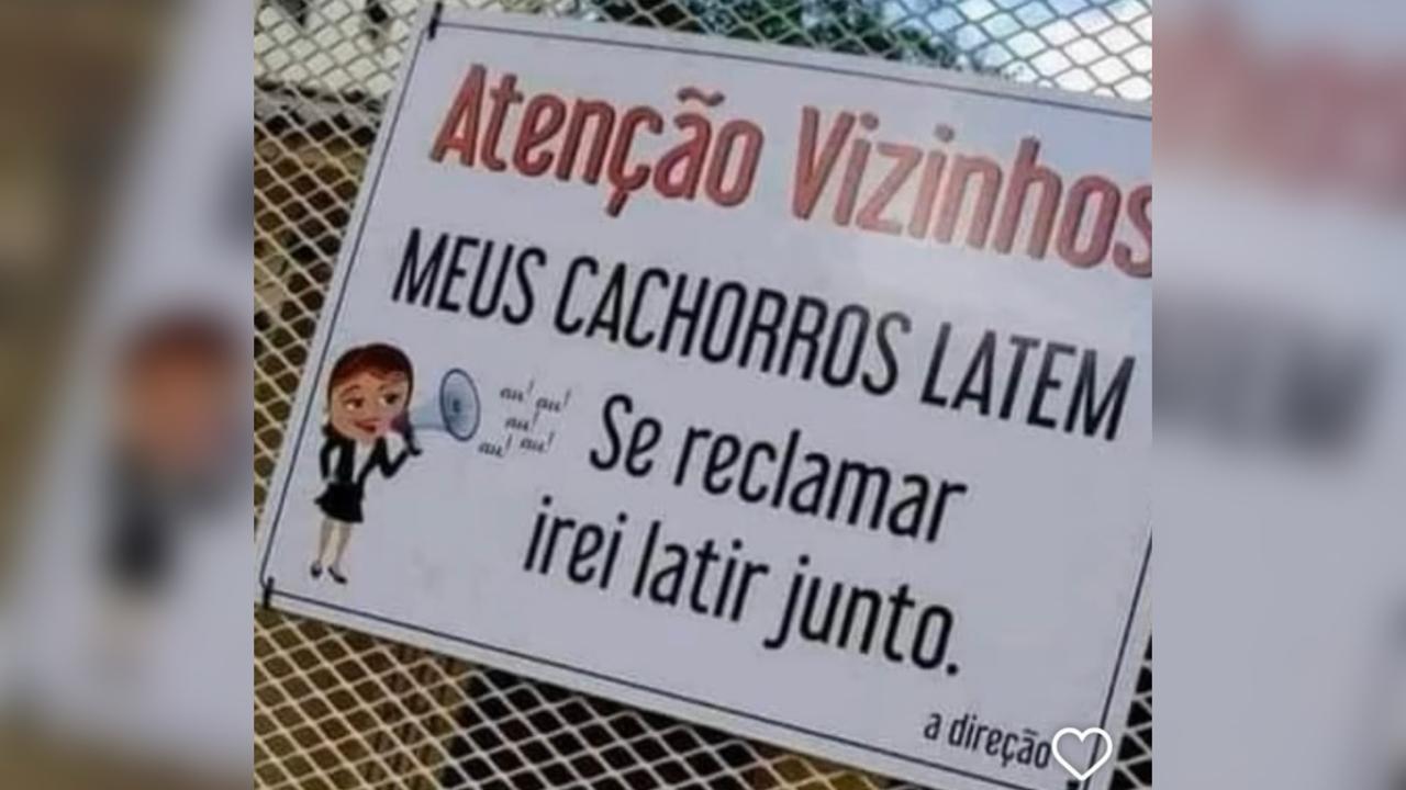 Placa chama atenção com alerta inusitado de tutor de cachorros: “irei latir junto”