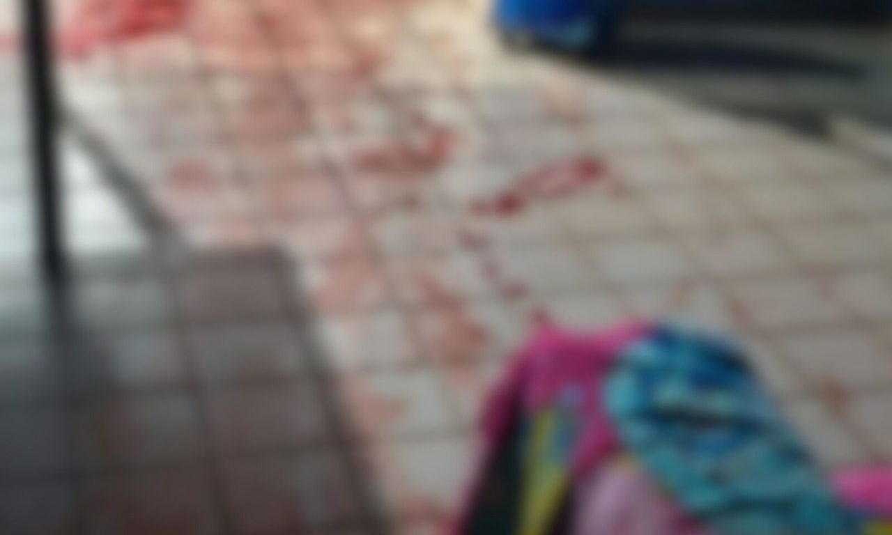 Casa da jovem ficou completamente ensanguentada após ser esfaqueada pelo ex-companheiro. (Foto: Reprodução)