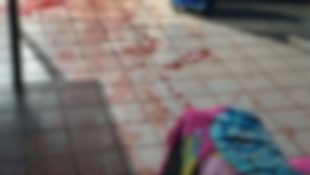 Casa da jovem ficou completamente ensanguentada após ser esfaqueada pelo ex-companheiro. (Foto: Reprodução)