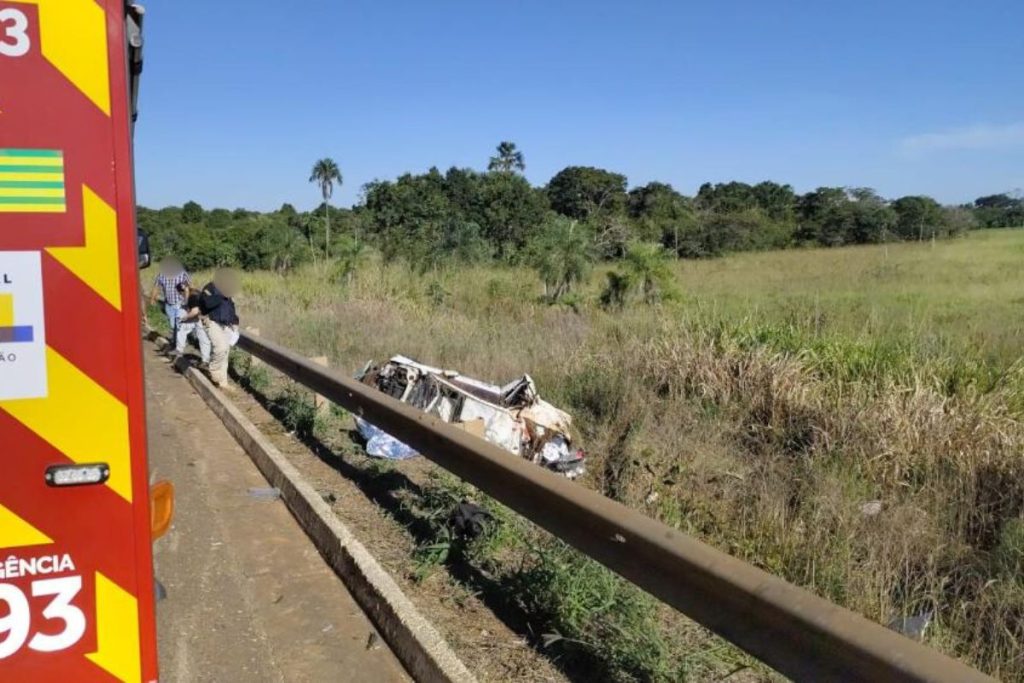 Carro em que as jovens estavam ficou destruído. (Foto: Reprodução)