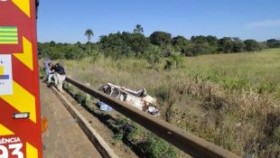 Carro em que as jovens estavam ficou destruído. (Foto: Reprodução)