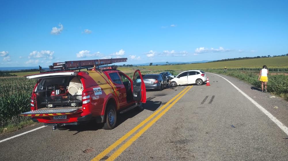 Motorista e bebê de 2 anos morrem após grave colisão na GO-147