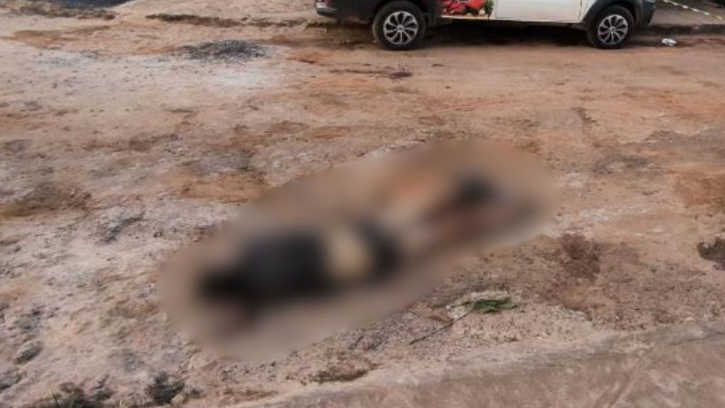 Adolescente foi encontrado morto no meio da rua após discussão sobre pit bull.