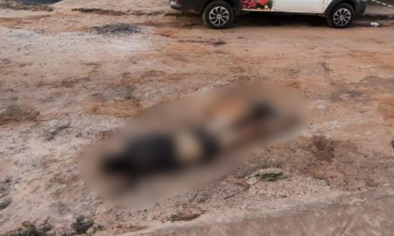 Adolescente foi encontrado morto no meio da rua após discussão sobre pit bull.