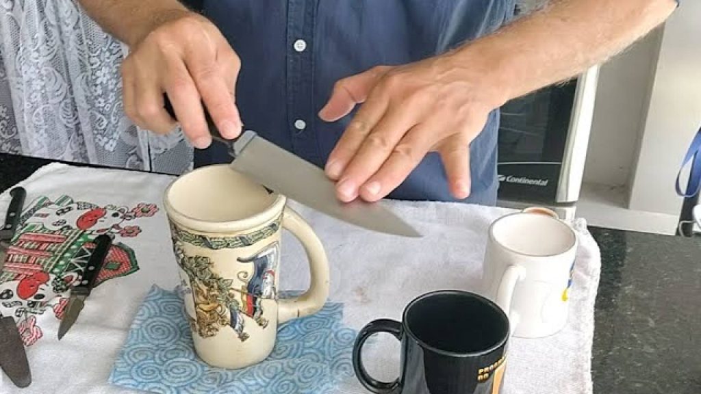 Não é na pedra, nem na lixa: esse é o jeito correto de afiar sua faca