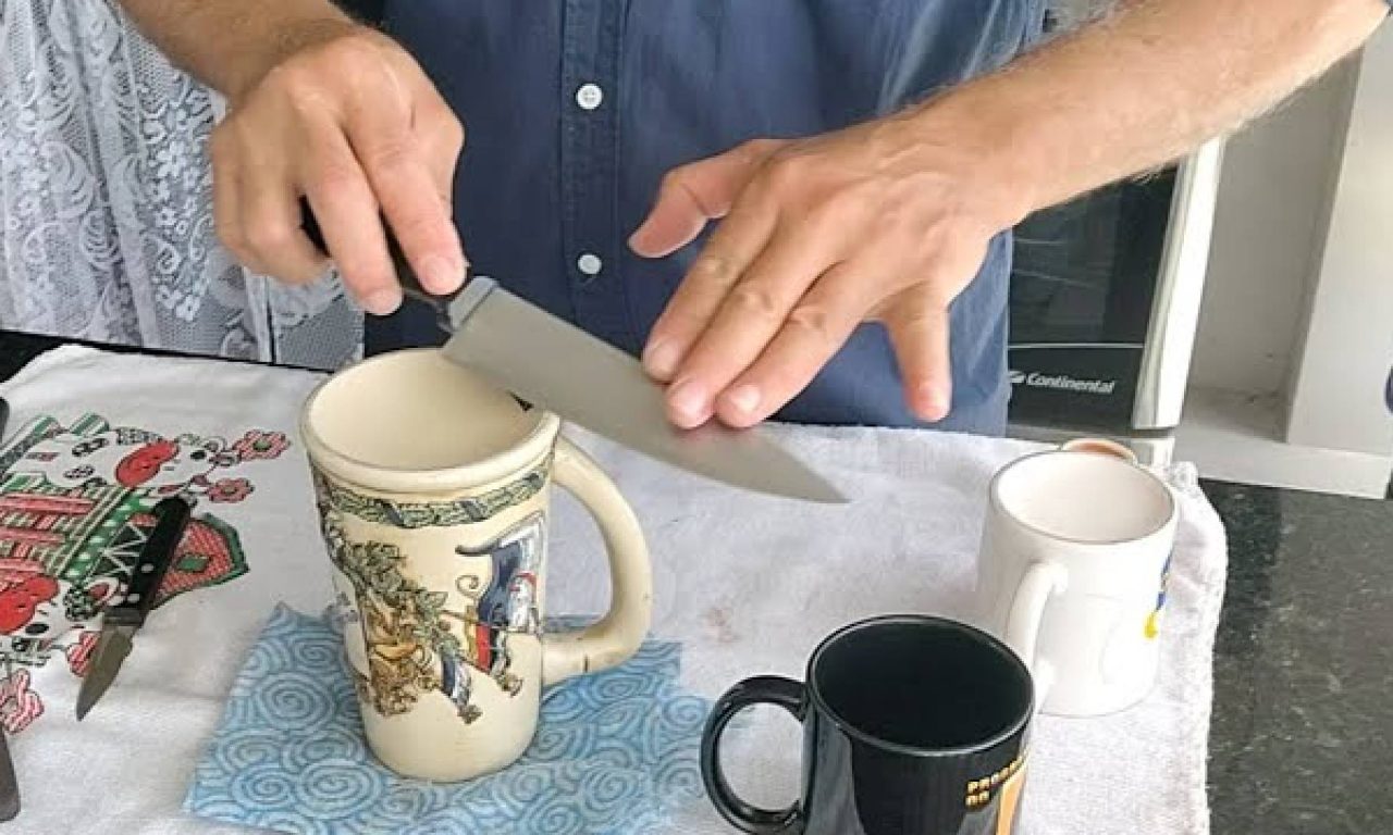 Não é na pedra, nem na lixa: esse é o jeito correto de afiar sua faca