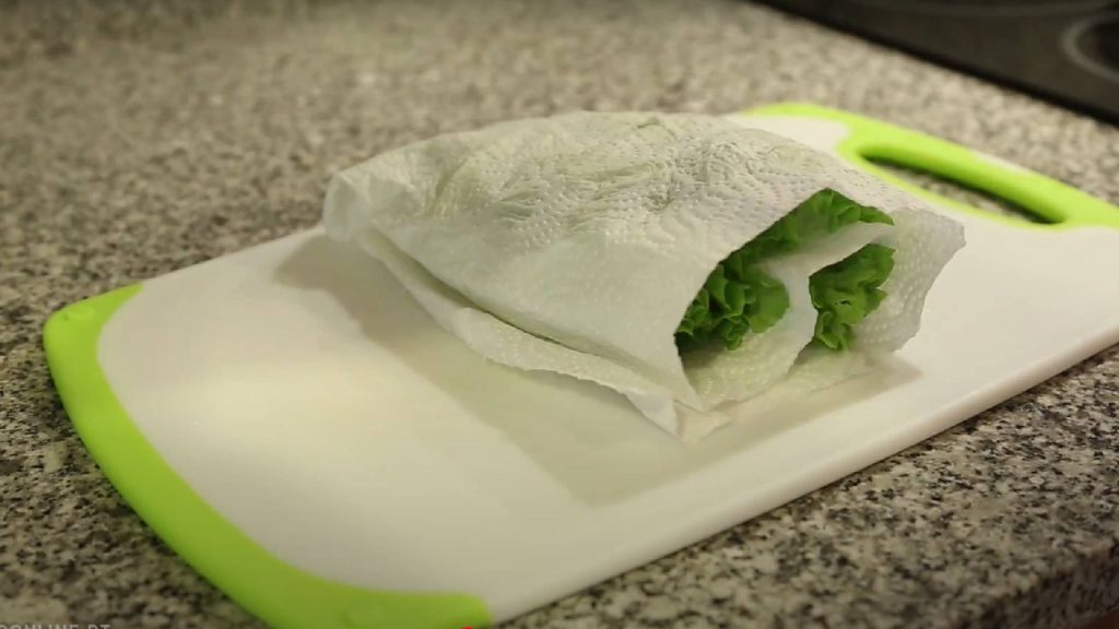 Truque simples para manter a alface fresca por muito mais tempo