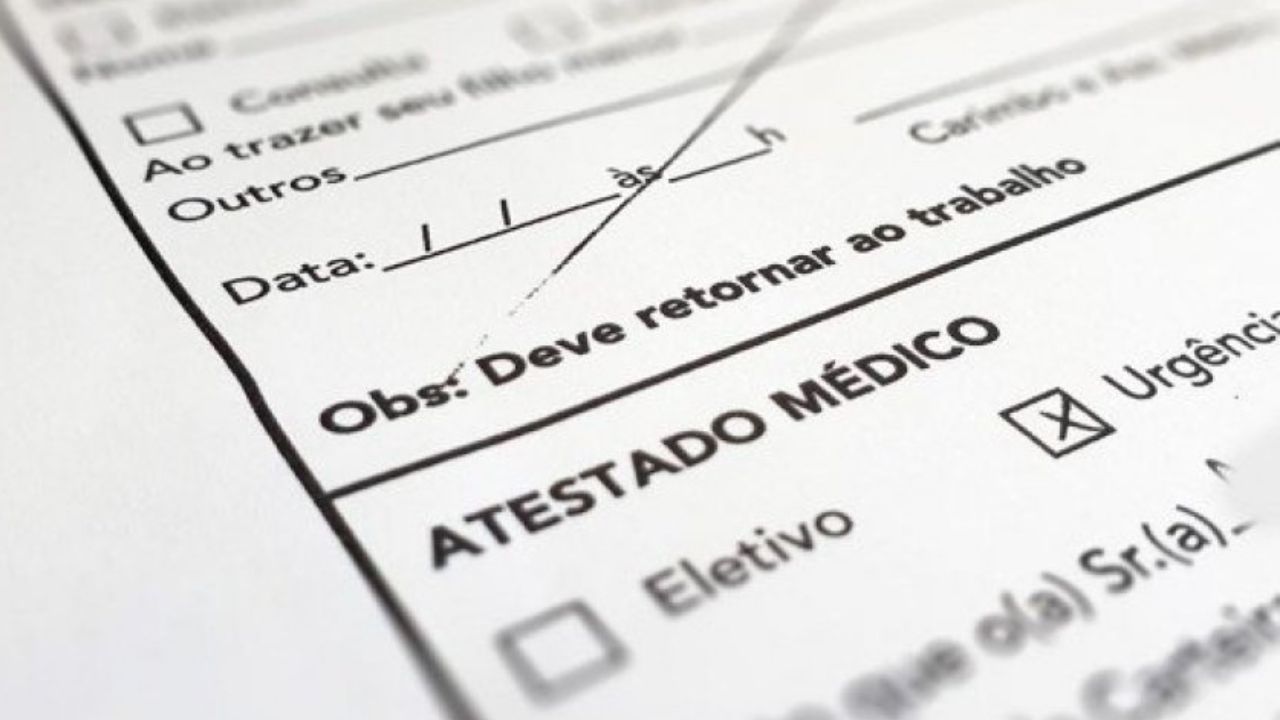 Justiça em Goiânia decide indenizar mulher com transtorno de ansiedade demitida após postar foto em tabacaria