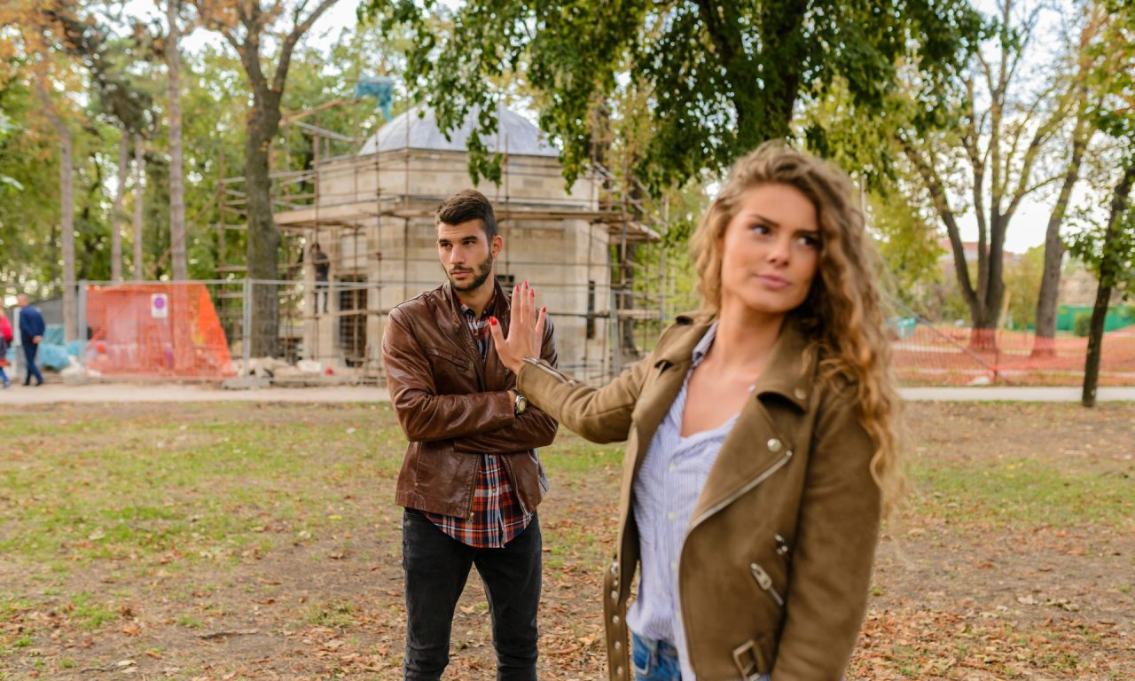 6 atitudes que afastam as pessoas de você antes mesmo de te conhecerem