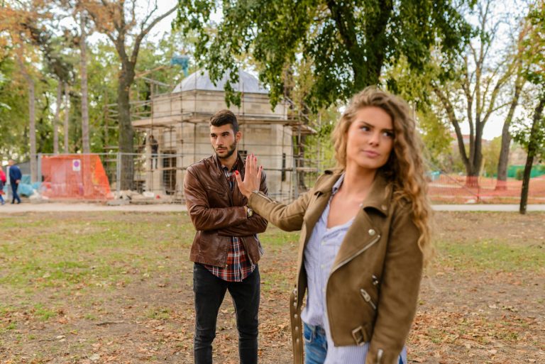 6 atitudes que afastam as pessoas de você antes mesmo de te conhecerem